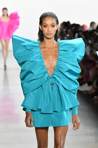 732511207_CongTriRunwaySeptember2019NewYorkFashionFziGKiik38zx.thumb.jpg.171dd136efefb723c452d2a377569103.jpg