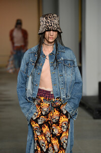 734704256_R13RunwaySeptember2019NewYorkFashionSC34GsL_0kox.thumb.jpg.d1640b0c98b471bac56128137fa735e3.jpg