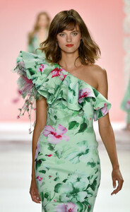 736425625_BadgleyMischkaRunwaySeptember2019NewjOjIeOg0sA_x.thumb.jpg.51071d8d9471c227265c2b06e6ab1923.jpg