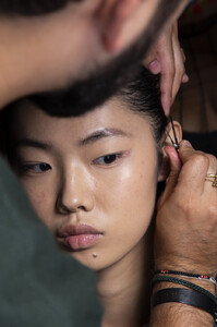 749760700_PrabalGurungSpring2020Backstage9OCkgUgAxDTx.thumb.jpg.a32cf135919518fea62879fe8bb0ccf1.jpg