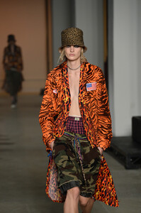 753565049_R13RunwaySeptember2019NewYorkFashionXV0_7_9J2Efx.thumb.jpg.5a01fa6ab653bff09cd3e24cf466b46d.jpg