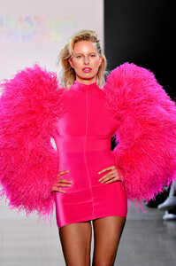 Karolina+Kurkova+Christian+Cowan+Runway+September+sCi-Tv7m3PIx.jpg