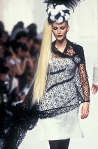 770768426_Chanel1994HauteCouture85.thumb.jpg.7809480cc4995228e6ac4e0e9d8e5d24.jpg