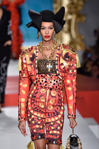 Joan+Smalls+Moschino+Runway+Milan+Fashion+FZyptXMsDBhx.jpg