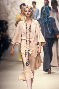784541684_Chloe1994WomenRTW138.thumb.jpg.9c4588974ec7af8771d0a931d68e5a68.jpg