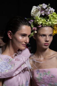 786256439_PrabalGurungSpring2020Backstage0eJUfITXExrx.thumb.jpg.06e1c96ecf45eb2411ff4d887df493ea.jpg