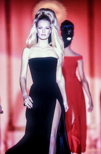 788603260_GianniVersace1992HauteCouture18.thumb.jpg.3899c3cc89cb84d3ca41d8fe2b34577b.jpg