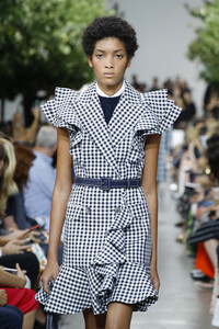 793857055_MichaelKorsCollectionSpring2020RunwayPiKwgnzjyN-x.thumb.jpg.78f92508566a240195acb8ce0d8eedaa.jpg