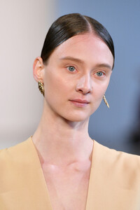 79584197_BevzaRunwaySeptember2019NewYorkFashionfrYdRIDdZJ4x.thumb.jpg.ef5d823163c8a115f0ed8865a246fb2e.jpg