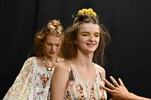 805776472_AnnaSuiBackstageSeptember2019NewYorkOWuIQyzxtXMx.thumb.jpg.9732cce0e260c3dd587e1860bed76140.jpg