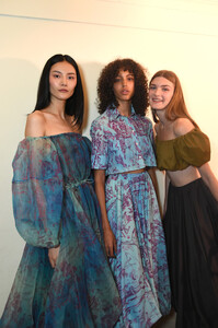 806760302_StaudBackstageSeptember2019NewYorkFashionn_34lFTTlmrx.thumb.jpg.67669300010c9ff8d1ee73ae2c114b29.jpg