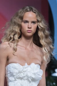 814635317_OscardelaRentaSpring2020DetailsWpJsQGToxfGx.thumb.jpg.c88076e359150184b9e48ebc1d677b61.jpg