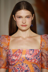 815993226_StaudRunwaySeptember2019NewYorkFashionD0LB5ZD44ugx.thumb.jpg.db8a1eea503b8a2f8b3831d15a8ee64d.jpg