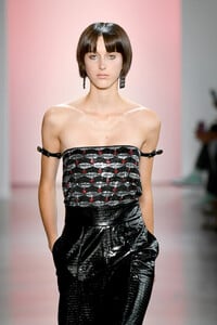 820332341_LovePrettyRunwaySeptember2019NewYorkBiENeLwYzkcx.thumb.jpg.126eb034dfefcc860c44ca8a0b9dd457.jpg