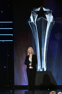 Lisa+Kudrow+Critics+Choice+Real+TV+Awards+76A-BtqF4ddx.jpg