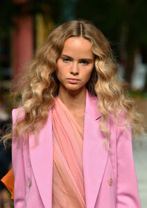 822488622_OscardelaRentaRunwaySeptember2019NewXxWp65a77vhx.thumb.jpg.a2764e4e08d9a07e671a9787c398973b.jpg
