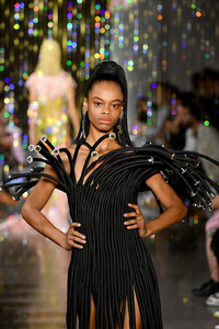 823523838_AreaRunwaySeptember2019NewYorkFashionAZ3j7ugj7wMx.thumb.jpg.cdce0de9a90f10688702093339458fd7.jpg