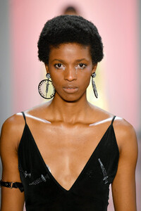 824681573_LovePrettyRunwaySeptember2019NewYork3X49-8EU5Nox.thumb.jpg.700f12e4c826854aaf42419a9c5cded1.jpg