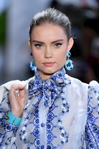 826021713_DennisBassoRunwaySeptember2019NewYorkkqHj7oPgvz3x.thumb.jpg.88550b8faa582c4ba161ed7ed012722a.jpg