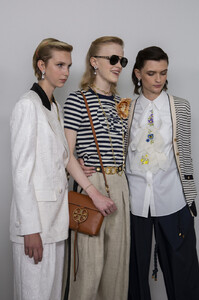 828870454_ToryBurchSpring2020BackstageeJNc9H_bTl5x.thumb.jpg.4e0d6384878ffe704ba0dc12545a23d4.jpg