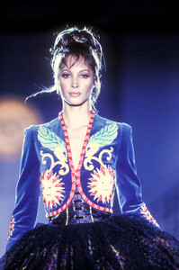 835839685_GianniVersace1992HauteCouture17.thumb.jpg.2fb9ccaa6d8814fb21fad323328c8f42.jpg