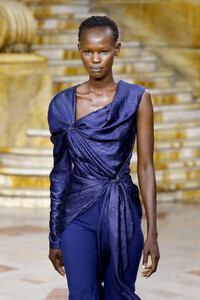 843038851_SiesMarjanRunwaySeptember2019NewYorkc8n8n6Gazcgx.thumb.jpg.6d193a90d5d255346683fffdc5822408.jpg