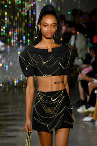 845674499_AreaRunwaySeptember2019NewYorkFashiono_PTQxUaRA3x.thumb.jpg.eeead1c889f43ccbe9841254ad1c43c7.jpg