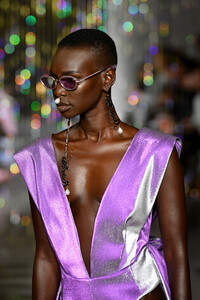 850271149_AreaRunwaySeptember2019NewYorkFashionQQ7GWQzM4JMx.thumb.jpg.ef226972c99a502fcd9fdc973d741947.jpg