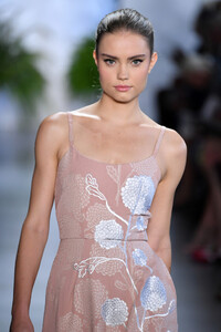 850657259_DennisBassoRunwaySeptember2019NewYorkpnJyNTIGWItx.thumb.jpg.517e82c999e876af23b160c477d40c7b.jpg