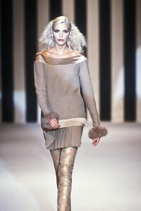 855233716_Valentino1994WomenRTW126.thumb.jpg.8064eb745ecfa4c6897cdfd522668781.jpg