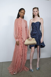 856413883_ToryBurchSpring2020Backstage3UeOmdUecbjx(1).thumb.jpg.a0bb2b0c9b66c455a1fb6f6da0ef15d2.jpg