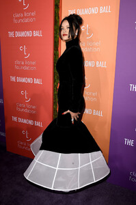 Rihanna+Rihanna+5th+Annual+Diamond+Ball+35HAjPegN2gx.jpg