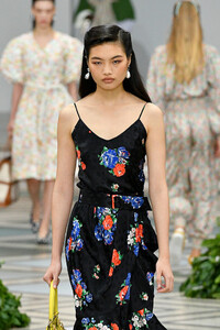 875948117_ToryBurchNYFWSS20RunwayiojRG39KNMhx.thumb.jpg.cc454182edbe113bd5cedda31aa5cf49.jpg