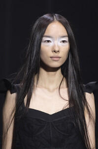 881275133_VeraWangSpring2020DetailsJf8GZPmRahFx.thumb.jpg.b2d6c092283d5bc062188dc12f2e64af.jpg