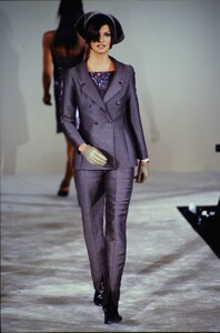 883604092_marc-jacobs-fw-1995-linda-evangelista(2).thumb.jpg.f2a23f34d7b6ae60b6978619607509cb.jpg