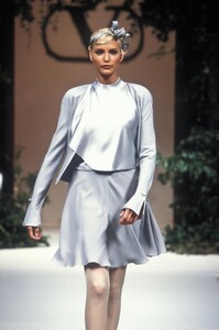 888333433_Valentino1994HauteCouture61.thumb.jpg.73f4ec594ba450ae776d605dc590b3f4.jpg