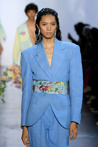 891357072_PrabalGurungRunwaySeptember2019NewYorkmiiw_-vHsiPx.thumb.jpg.abf9bf5eeead9f7564a262719cc513b9.jpg