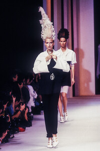 901856137_KarlLagerfeld1994WomenRTW38.thumb.jpg.12eb40c1367a32c2095feb5423b9a7fd.jpg