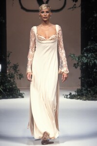 902820779_Valentino1994HauteCouture112.thumb.jpg.93b663547b1704d8dbf28941d54b329c.jpg