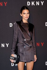 Kendall+Jenner+DKNY+Turns+30+Special+Live+lwTUukZ4pVQx.jpg