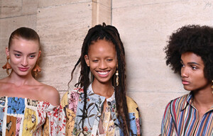 907593409_TRESemmexOscardelaRentaNYFWMDFN1RwG9uTx(1).thumb.jpg.858930e901fcf2390746436b57950fb8.jpg