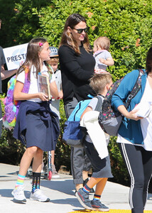 Jennifer+Garner+kids+out+FdfS6RCOIb8x.jpg