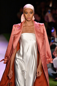 912268907_BrandonMaxwellRunwaySeptember2019NewjcrVWH_pPw2x.thumb.jpg.381838881a642c54754f1a5bfa4e0edf.jpg