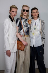 914513941_tory-burch-bks-m-rs20-5978(1).thumb.jpg.1f776f671b161a5bdb8edd349d292ab8.jpg
