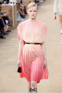 915465640_LongchampRunwaySeptember2019NewYorkFashionfV_Xc0jK9awx.thumb.jpg.459e83037692bb69ab238a7e2ed6fcd9.jpg