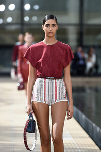 916224453_LongchampSS20RunwayShowAccessoriesDetailsDavpVlIgkWBx.thumb.jpg.e8a1c25655c676dc2324e5dad3c132c3.jpg