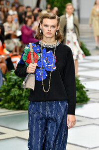 927762345_ToryBurchNYFWSS20RunwayOr8i5Vl--WTx.thumb.jpg.f490771597fa361e0cbd4351e4e59a48.jpg