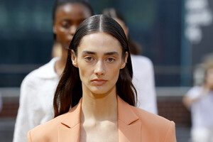 933867478_JonathanSimkhaiRunwaySeptember2019New4Tz-UD18J1Lx.thumb.jpg.1a8c8946579546e8f7a6465921e232bf.jpg