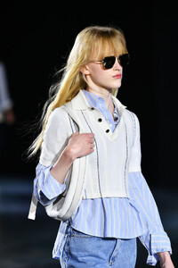 937807666_RagBoneRunwaySeptember2019NewYorkFashionOjLvZvLuKx3x.thumb.jpg.1ff5ba51c0dfc482d8f86e5271974129.jpg