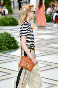 938708882_ToryBurchNYFWSS20RunwayIQ9DDLl2Zawx.thumb.jpg.ba2b3346bb20530d654523863a4df6dc.jpg